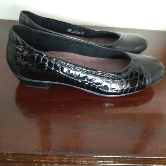 Clarks Shoes Black Leather Low Heel Slip-On Comfort Shoes 8 W Wide 83060 Career - Picture 2 of 12